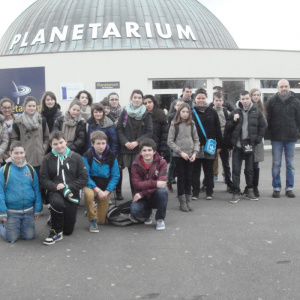 Les élèves devant le planétarium